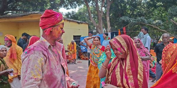 कंचनवन में रंग अबीर खेलने के साथ मिथिलांचल में होली का औपचारिक आगाज