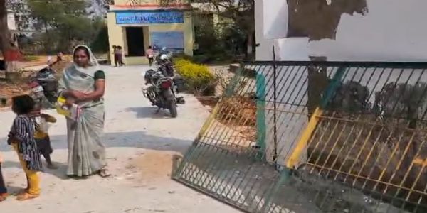 स्कूल का गेट गिरने से दो मासूम बच्चे दबे, एक की हालत गंभीर