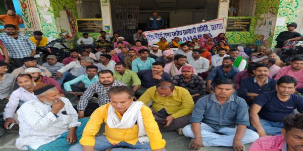 फुटपाथ दुकानदार संघ ने नगर निगम कार्यालय का घेराव कर धरना दिया