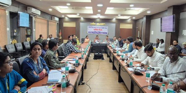 अनूपपुर: केंद्र एवं राज्य सरकार की जनहितकारी योजनाओं का लाभ प्रत्येक पात्र व्यक्ति को दिलाएं-सांसद