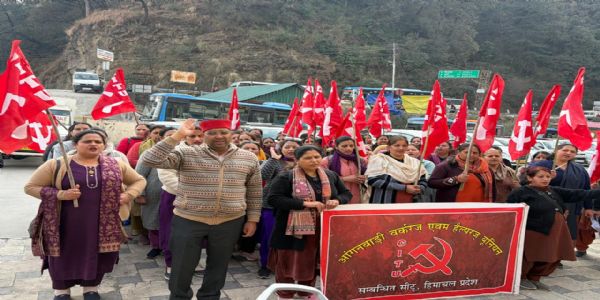 शिमला में आंगनबाड़ी कर्मियों का प्रदर्शन, आंदोलन तेज करने की चेतावनी