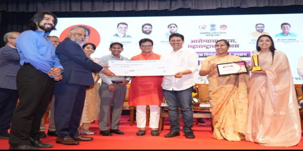 डॉ कैलाश पवार वंदनीय बाला साहेब ठाकरे आरोग्य रत्न से विभूषित