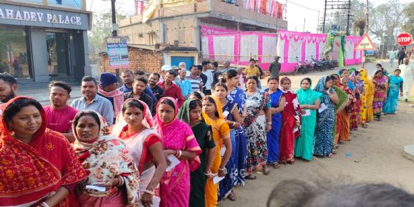 दुमका में दोपहर एक बजे तक 32.23 प्रतिशत मतदान, बासुकीनाथ में 49.29 प्रतिशत मतदाता पहुंचे बूथ