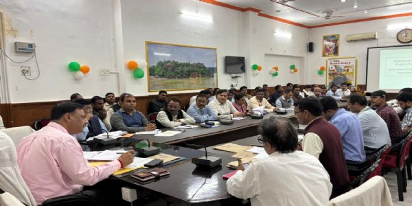 बैंकों की ढिलाई पर डीएम की नाराजगी, लंबित आवेदनों के निस्तारण का अल्टीमेटम