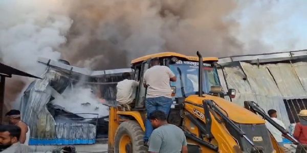 रीको थर्ड फेज में कपड़ा गोदाम में भीषण आग, लाखों का नुकसान
