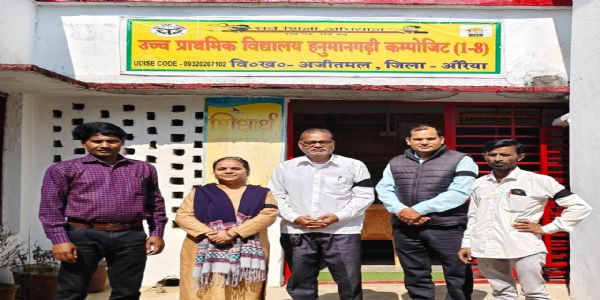 टेट की अनिवार्यता के विरोध में शिक्षक काली पट्टी बांध कर रहे आंदाेलन