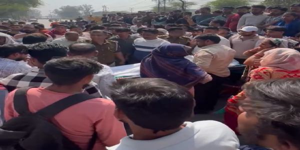 बिजली का फॉल्ट ठीक करते समय करंट लगने से लाइनमैन की मौत, परिजनों ने किया हंगामा