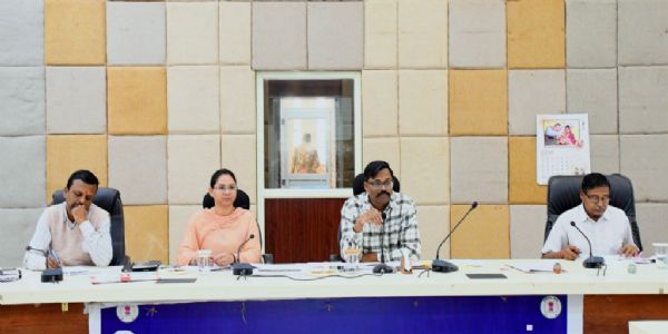 बलरामपुर : समय-सीमा की बैठक में राजस्व व योजनाओं की समीक्षा