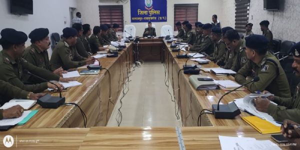 बलरामपुर में अपराध समीक्षा बैठक, लंबित मामलों के त्वरित निराकरण के निर्देश