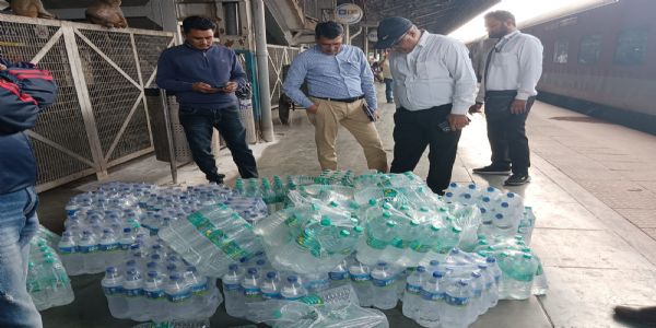 रेलवे जांच अभियान में ट्रेनों की पैंट्री कार से 600 अवैध पानी की बोतलें जब्त