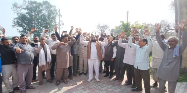 जेकेपीसीसी किसान विभाग के नेतृत्व में परगवाल में किसानों का प्रदर्शन