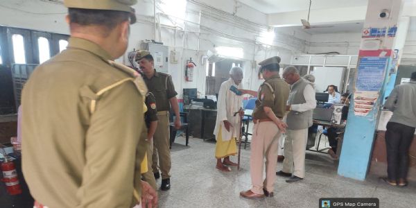 बांदा पुलिस ने बैंकों व एटीएम की सुरक्षा व्यवस्था परखी
