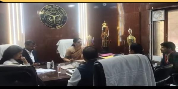 जिलाधिकारी जांच टीम के साथ पहुंचीं बीएसए कार्यालय