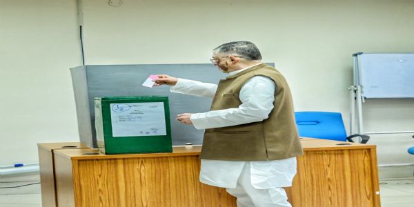 झारखंड के राज्यपाल संतोष कुमार गंगवार ने डाला वोट, नागरिकों से मतदान की अपील