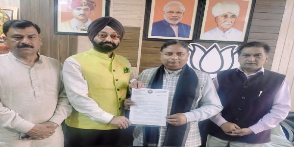 जम्मू-कश्मीर शरणार्थी प्रकोष्ठ ने समुदाय के प्रमुख मुद्दों पर सत शर्मा को ज्ञापन सौंपा