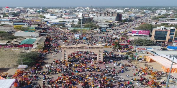 फाल्गुनी लक्खी मेले में कम भीड़ में शीघ्र दर्शन, सफेद गुलाब-मोगरा से सजा श्याम दरबार