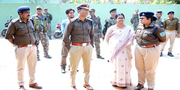 मेदिनीनगर में डीआईजी, डीसी और एसपी ने मतदान केंद्रों का किया निरीक्षण