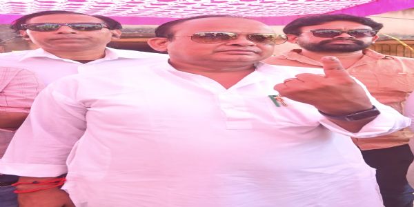 जामताड़ा में स्वास्थ्य मंत्री इरफान अंसारी ने किया मतदान