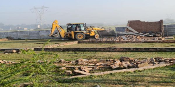केडीए ने आठ बीघा की अवैध प्लाटिंग पर चलाया बुलडोजर