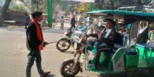 गोपालगंज मोड़ पर ई-रिक्शा हड़ताल के दौरान हंगामा, यात्रियों और परीक्षार्थियों को हुई भारी परेशानी