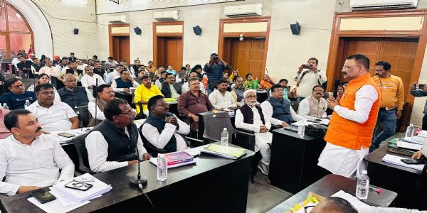 वाराणसी: होली से पहले शहर की सभी खराब स्ट्रीट लाइटाें की हाेगी मरम्मत : महापाैर