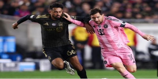 लियोनेल मेसी (पिंक जर्सी में)