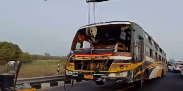दुर्घटना में क्षतिग्रस्त बस को ले जाती क्रेन दुर्घटना में क्षतिग्रस्त बस को ले जाती क्रेन