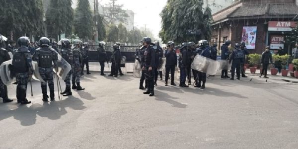 बीरगंज में कर्फ्यू लगने के बाद पुलिसकर्मी बीरगंज में कर्फ्यू लगने के बाद पुलिसकर्मी