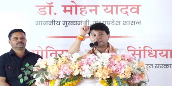 ग्रामीण डाक सम्मेलन को संबोधित करते हुए सिंधिया