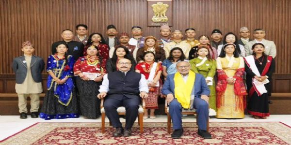 उपराष्ट्रपति सी. पी. राधाकृष्णन मंगलवार को दार्जिलिंग से आए युवा प्रतिनिधिमंडल के साथ उपराष्ट्रपति सी. पी. राधाकृष्णन मंगलवार को दार्जिलिंग से आए युवा प्रतिनिधिमंडल के साथ