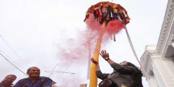 काठमांडू के वसंतपुर में होली का शुभारंभ