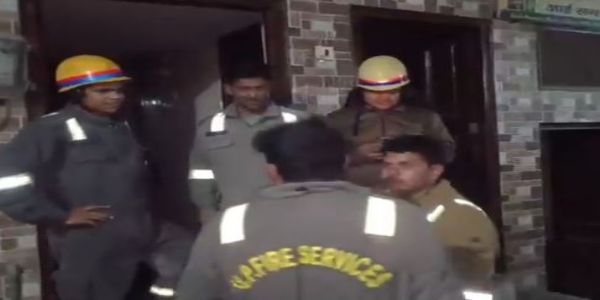 आग बुझाते फायर  कर्मी