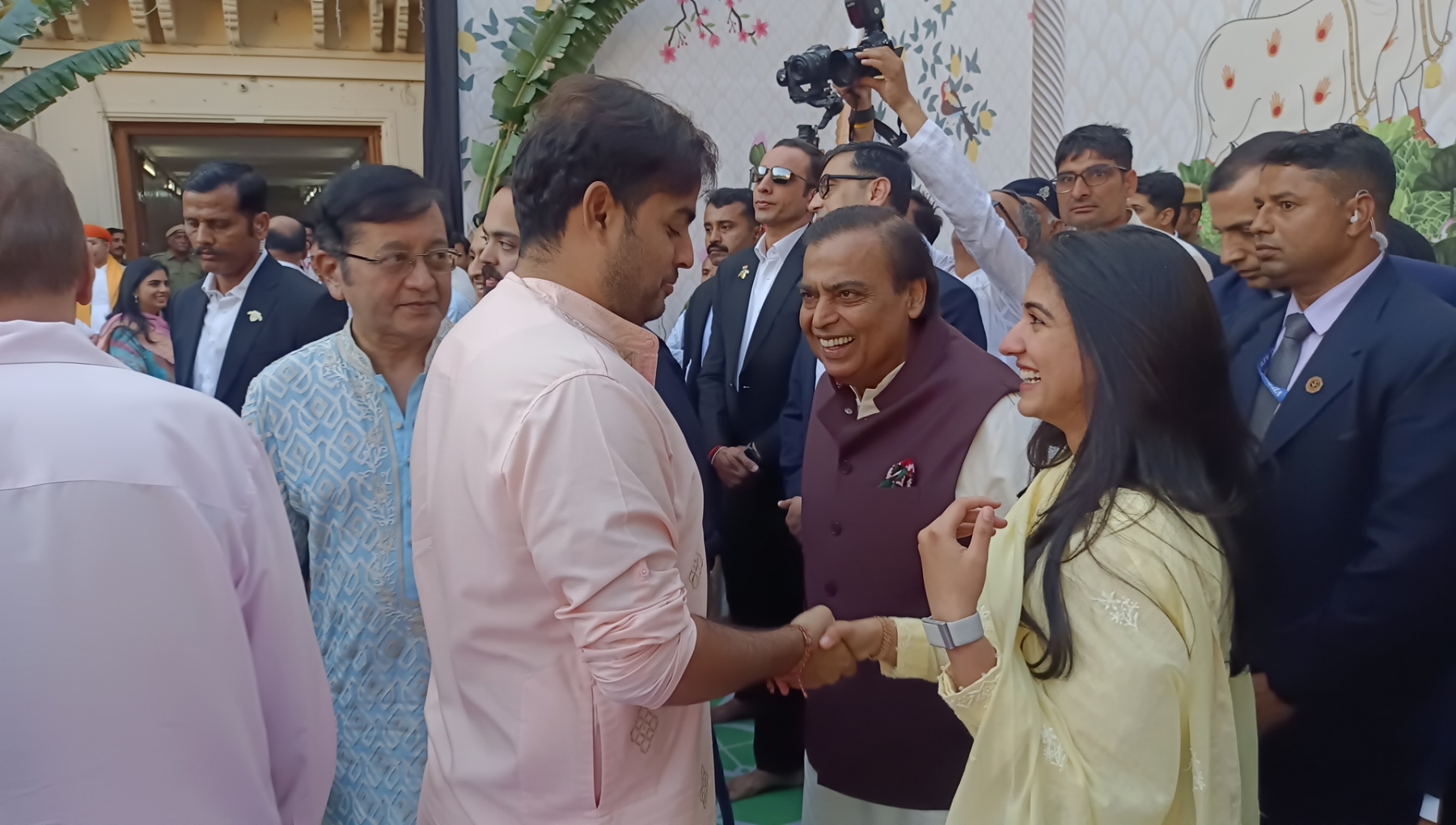 मुकेश अंबानी तथा परिवार के सदस्य मंदिर में जाते हुए ।