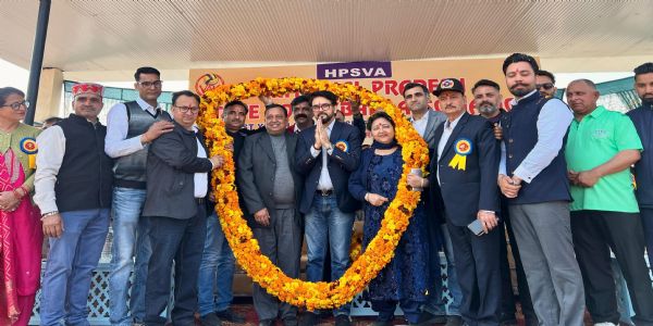 वॉलीबॉल प्रतियोगिता के शुभारंभ मौके पर सांसद अनुराग ठाकुर का स्वागत करते हुए।