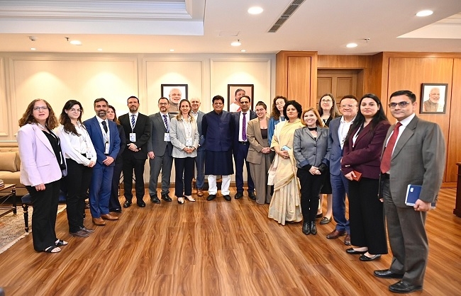 इजयरायल के प्रतिनिधिमंडल के साथ बैठक करते वाणिज्य मंत्री पीयूष गोयल