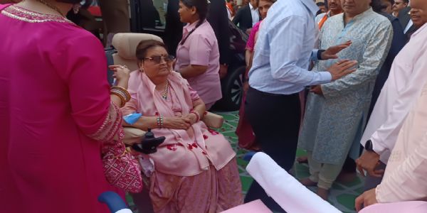 कोकिलाबेन मंदिर में जाते हुए ।