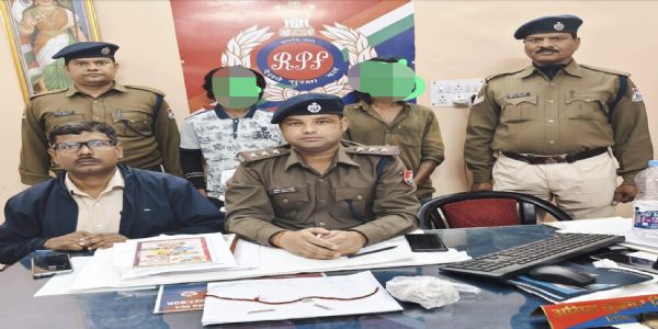 चोरी के सामान और शराब के साथ दो अपराधी गिरफ्तार