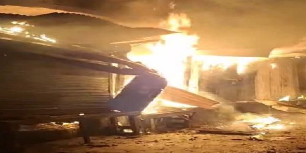 देर रात विष्णु घाट चौक पर दुकानों में लगी आग