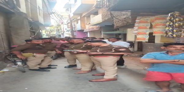 घरेलू विवाद में पति ने फांसी लगाकर दी जान, पत्नी ने खाया जहर