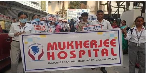 सिलीगुड़ी में चिकित्सक पर हमला, सड़कों पर चिकित्सक और अस्पताल कर्मी