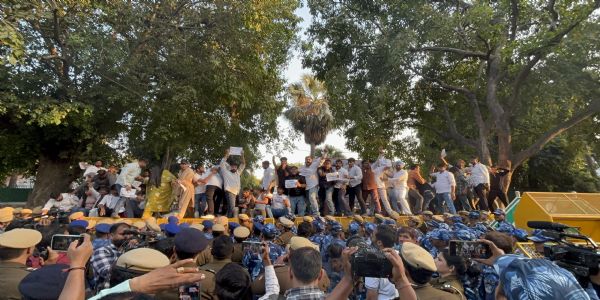 युवा कांग्रेस कार्यकर्ताओं का राष्ट्रीय अध्यक्ष उदय भानु की गिरफ्तारी के विरोध में प्रदर्शन