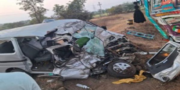 अहिल्यानगर में ट्रक-कार की टक्कर में 4 लोगों की मौत, एक घायल