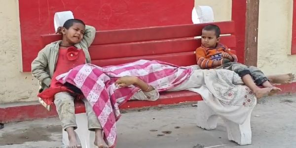 रेलवे स्टेशन पर संदिग्ध अवस्था में महिला की मौत