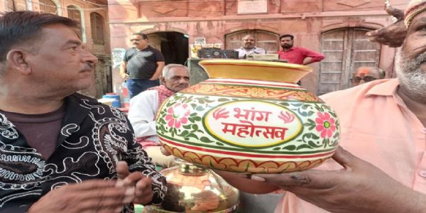 होली की आहट के साथ ही बीकानेर में मस्ती का पारा चढ़ने लगा : 51 किलो भांग छानी