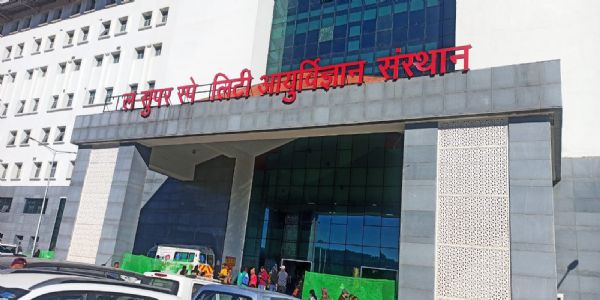 कुत्ता मुंह में ले गया मानव अंग, वायरल वीडियो के बाद सुपरस्पेशलिटी अस्पताल प्रशासन ने बिठाई जांच, लापरवाही उजागर