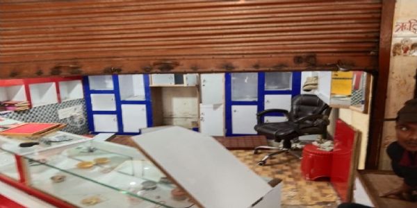 सुपौल में मां ज्वेलर्स की दुकान से 15 लाख की चोरी, शटर तोड़ तिजोरी उठा ले गए बदमाश