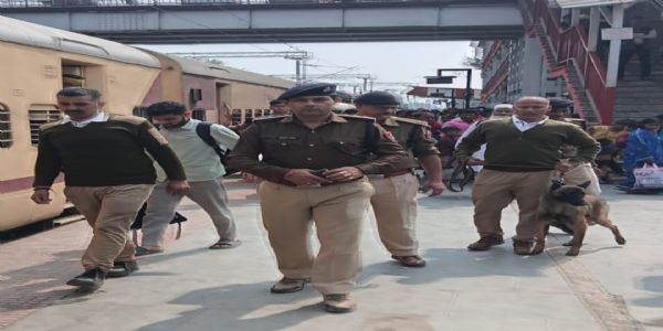आरपीएफ ने डॉग स्क्वायड के माध्यम से रेलगाड़ियों में चलाया जा रहा है सघन जांच अभियान