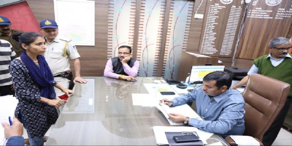जनसुनवाई में कलेक्टर ने सुनी आवेदकों की समस्याएं, शीघ्र निराकरण के दिए निर्देश