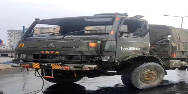 कोलकाता में सेना का वाहन पलटा, दो जवान घायल