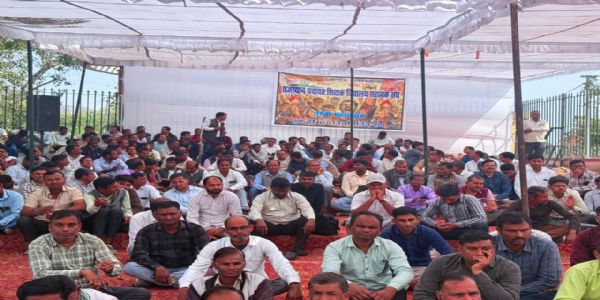 जयपुर में संविदा कार्मिकों का उग्र प्रदर्शन: नियमितीकरण की मांग तेज